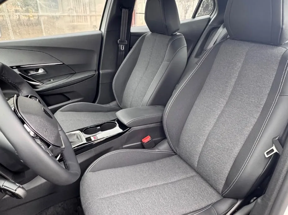 Peugeot 2008 Allure T200 AT 2026